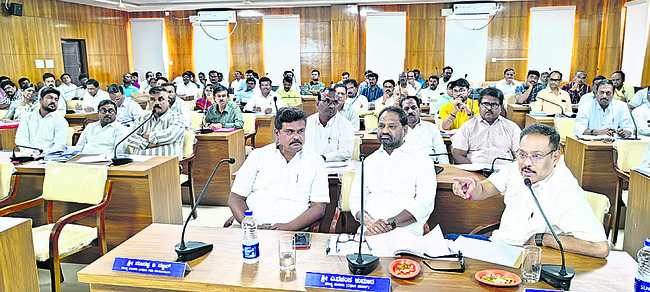 తాగునీటి ఎద్దడి తలెత్తనీయొద్దు 1