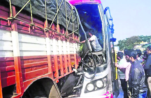 మఠంలో రూ.300 కోట్లు ఉన్నాయని..2