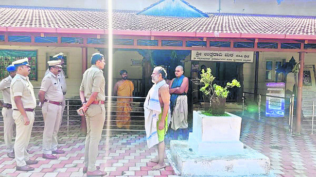 మఠంలో రూ.300 కోట్లు ఉన్నాయని..1