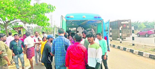 కారు బోల్తా.. 10 మందికి గాయాలు 1