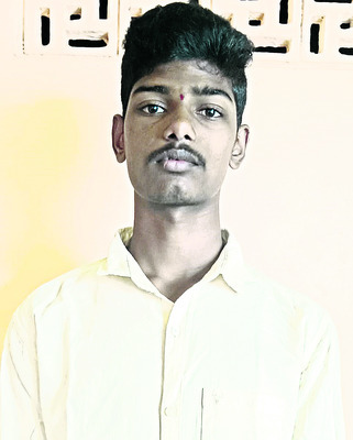 ‘టాప్‌’ లేపిన ఆటోడ్రైవర్‌ కుమార్తె2