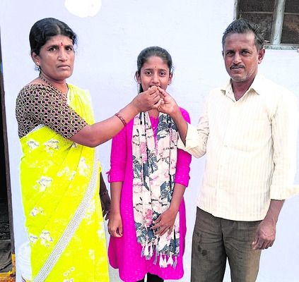 ‘టాప్‌’ లేపిన ఆటోడ్రైవర్‌ కుమార్తె1