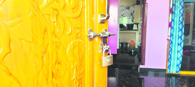 కత్తితో బెదిరించి  గాజులు లాక్కెళ్లాడు   1