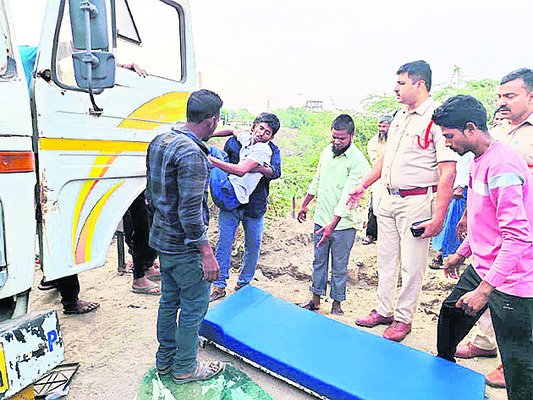 మెట్‌పల్లిలో లారీ, కంటైనర్‌ ఢీ1