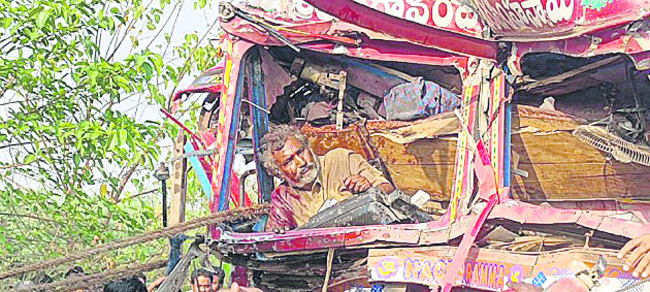 ● 15 మంది ప్రయాణికులకు గాయాలు ● తీవ్రంగా గాయపడిన  బస్సు1