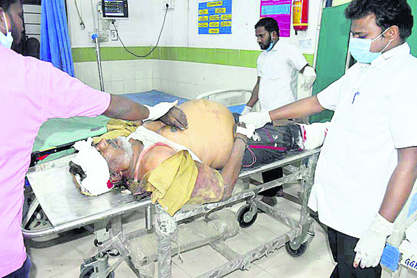 ● 15 మంది ప్రయాణికులకు గాయాలు ● తీవ్రంగా గాయపడిన  బస్సు2