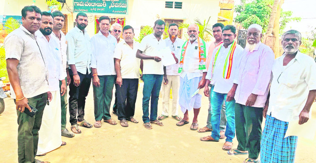 సీఎంఆర్‌ఎఫ్‌ చెక్కుల పంపిణీ
2
