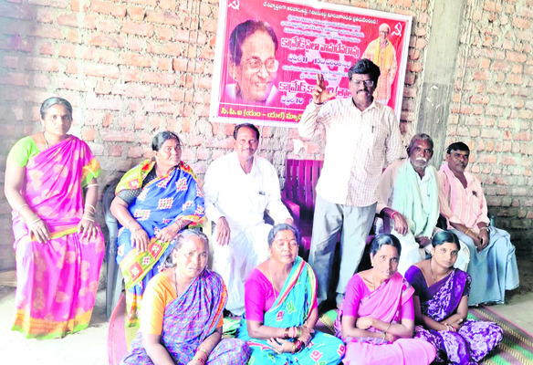 సీఎంఆర్‌ఎఫ్‌ చెక్కుల పంపిణీ
4