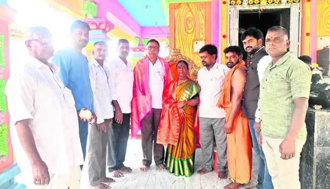 సీఎంఆర్‌ఎఫ్‌ చెక్కుల పంపిణీ
3