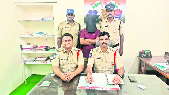 ఆన్‌లైన్‌ బెట్టింగ్‌ నిర్వాహకుడి అరెస్ట్‌1
