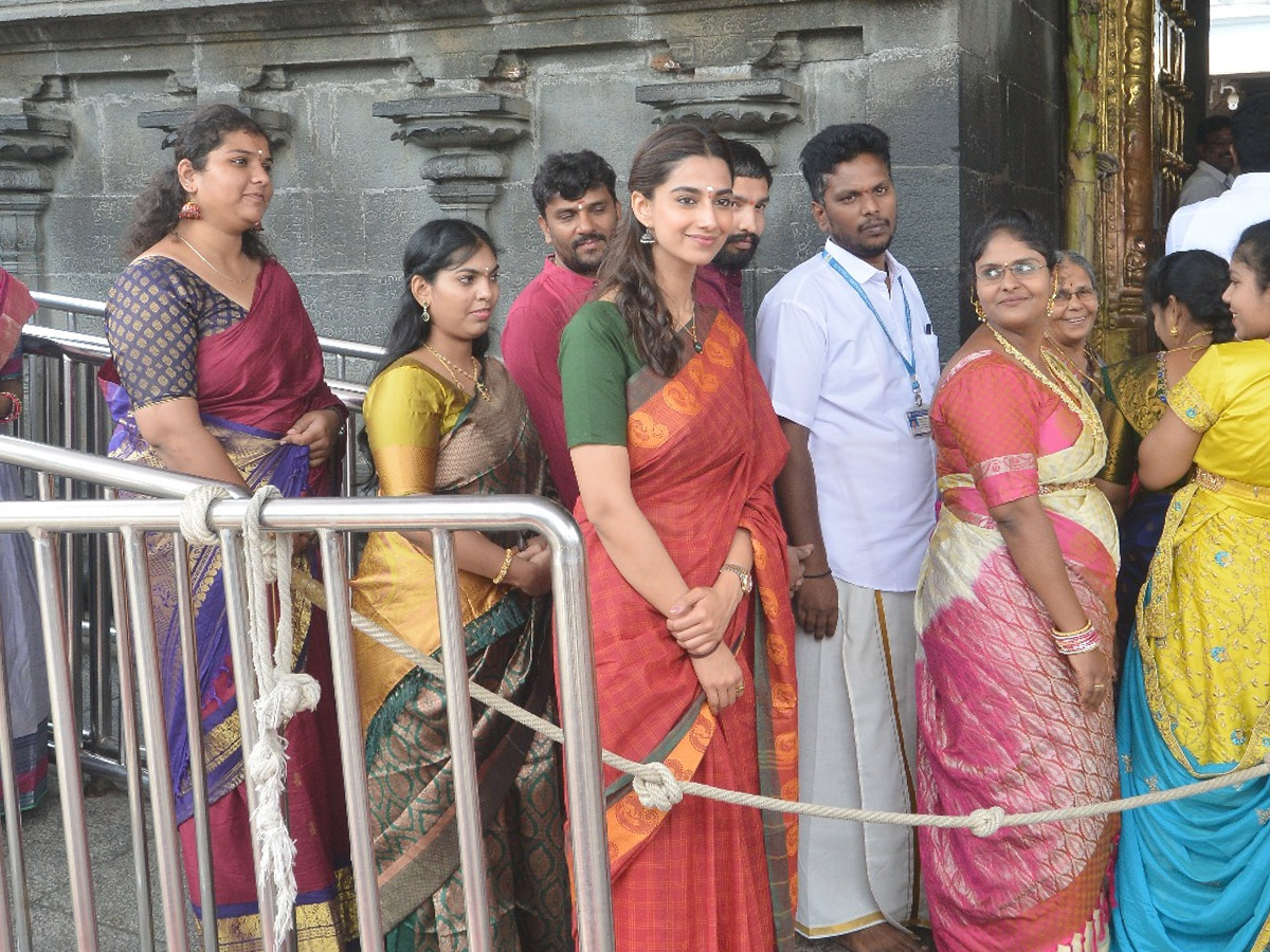 Actress Meenakshi Chaudhary Visits Tirumala Tirupati Temple Photos2