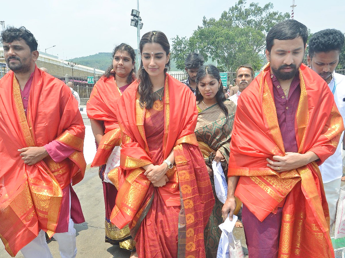 Actress Meenakshi Chaudhary Visits Tirumala Tirupati Temple Photos12