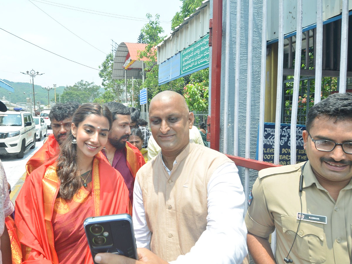 Actress Meenakshi Chaudhary Visits Tirumala Tirupati Temple Photos13
