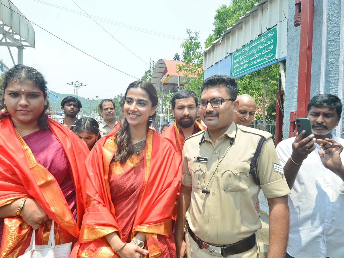 Actress Meenakshi Chaudhary Visits Tirumala Tirupati Temple Photos14