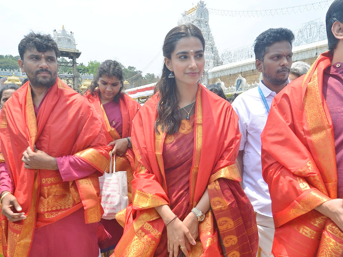Actress Meenakshi Chaudhary Visits Tirumala Tirupati Temple Photos16