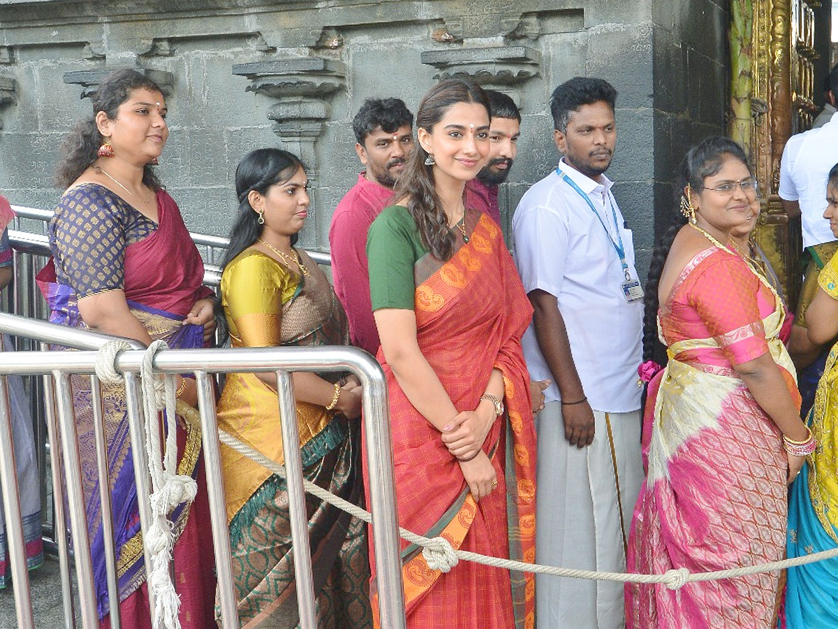 Actress Meenakshi Chaudhary Visits Tirumala Tirupati Temple Photos3