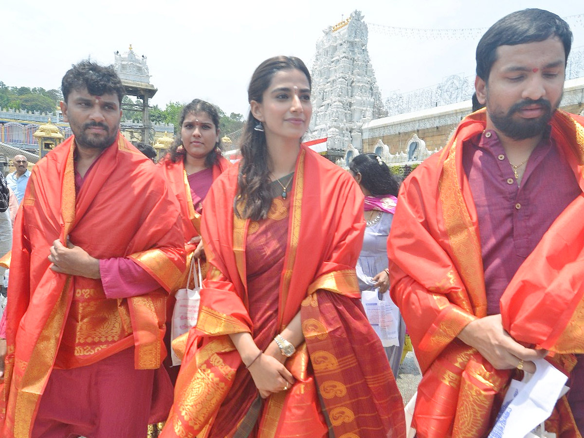 Actress Meenakshi Chaudhary Visits Tirumala Tirupati Temple Photos6