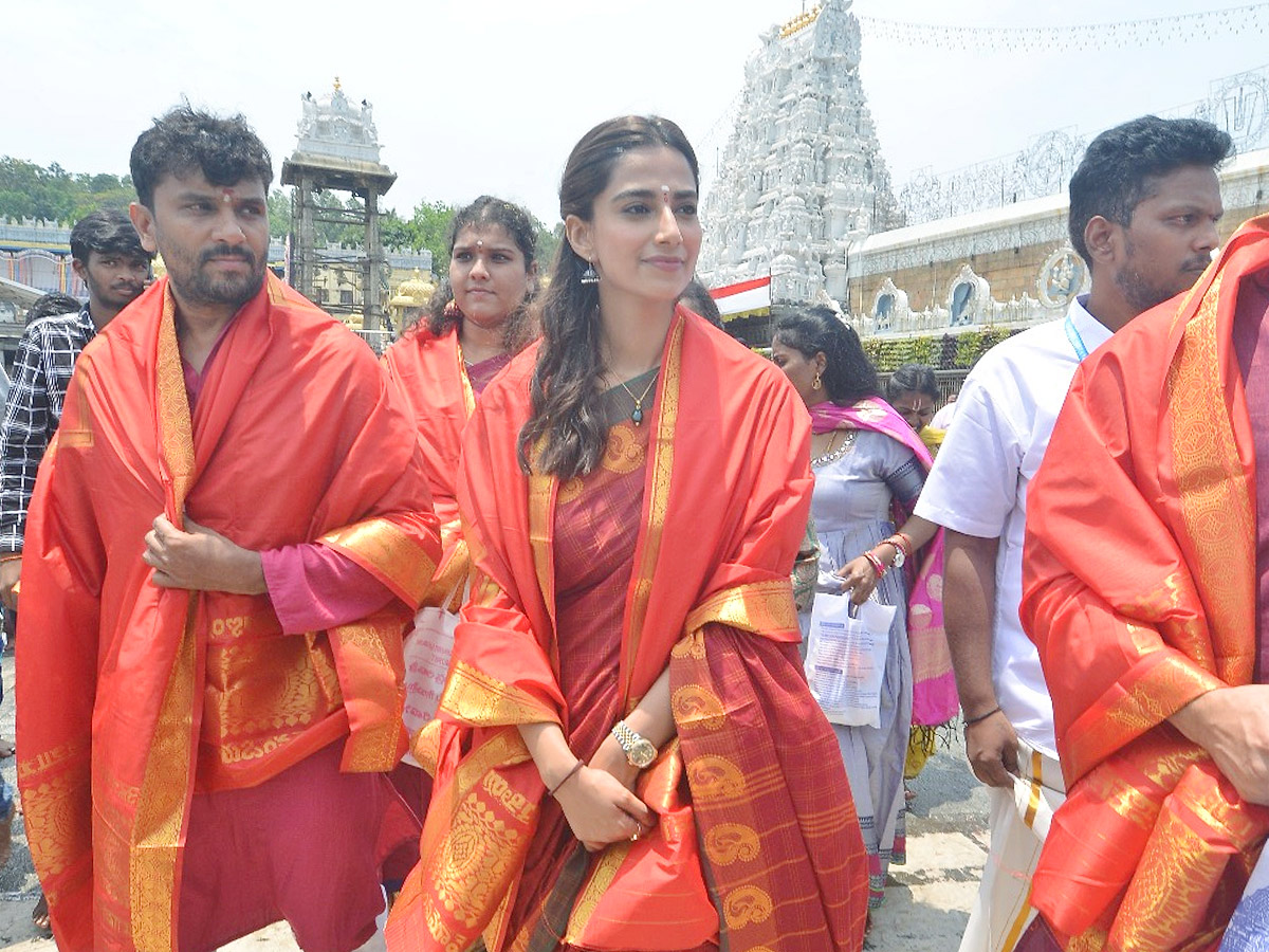 Actress Meenakshi Chaudhary Visits Tirumala Tirupati Temple Photos7