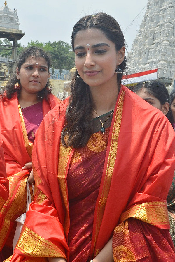 Actress Meenakshi Chaudhary Visits Tirumala Tirupati Temple Photos8