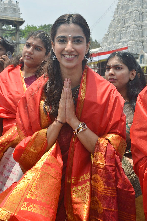 Actress Meenakshi Chaudhary Visits Tirumala Tirupati Temple Photos9