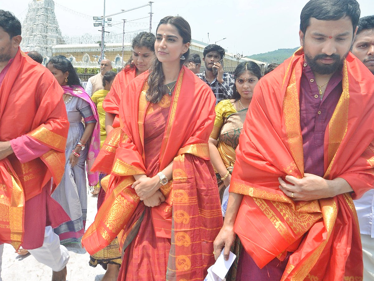 Actress Meenakshi Chaudhary Visits Tirumala Tirupati Temple Photos10