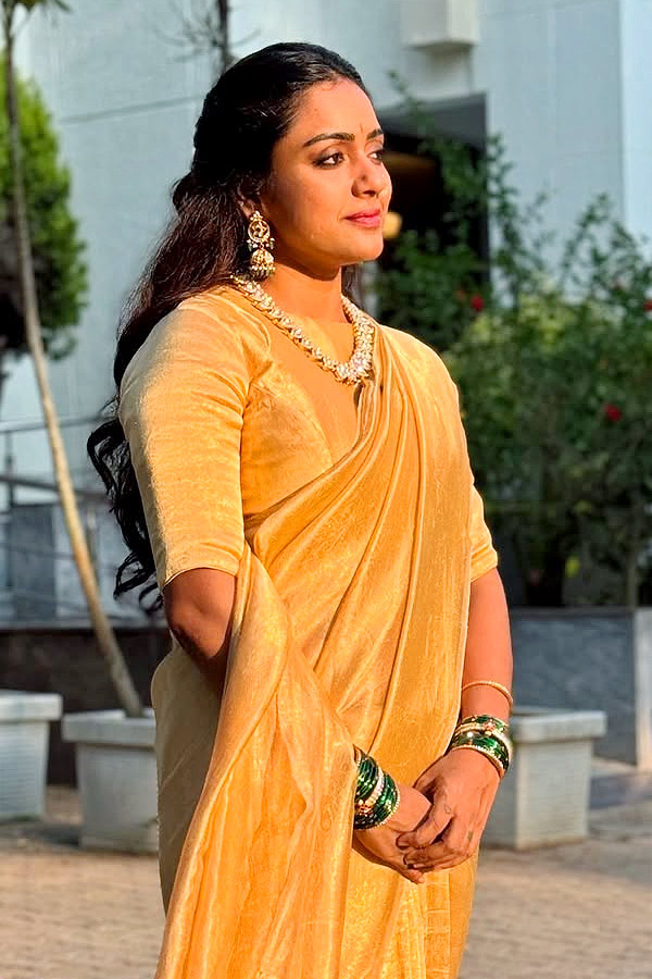 Varun Sandesh and his Wife Vithika Sheru visit to Tirumala Photos12