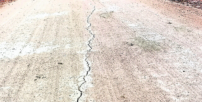 నాణ్యతలేక నిలువునా చీలింది 
5