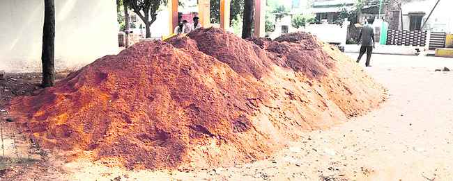 నాణ్యతలేక నిలువునా చీలింది 
1