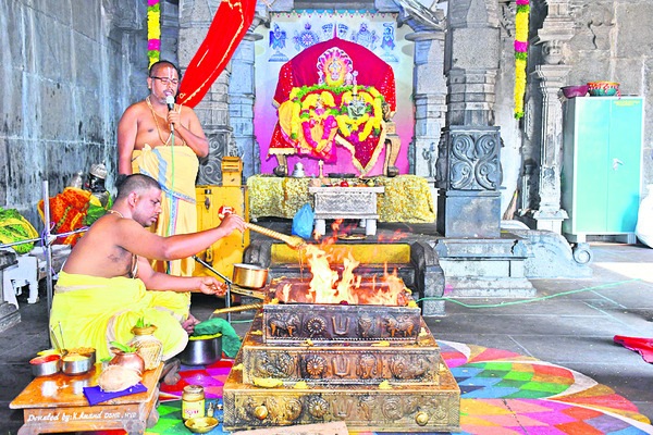 యాదగిరి నృసింహుడికి  నిత్యారాధనలు
2