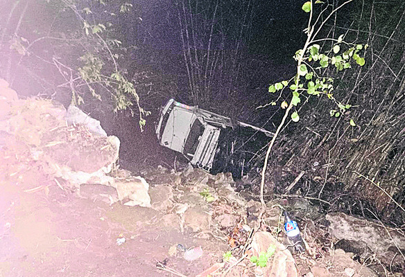 పాడేరు ఘాట్‌లో వాహనం బోల్తా 2