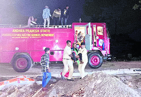 పాడేరు ఘాట్‌లో వాహనం బోల్తా 1