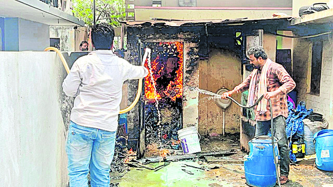 విద్యుత్‌ షార్ట్‌సర్క్యూట్‌తో అగ్నిప్రమాదం 1