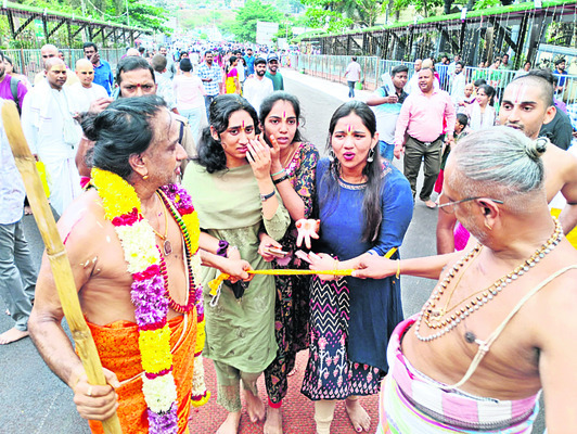 దర్శనానికి వచ్చి.. ఉంగరం దొంగిలిస్తారా..? 1
