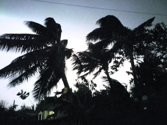 అకాల వర్షంతో ఇక్కట్లు 1