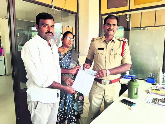 చేబ్రోలు కిరణ్‌పై చర్యలు తీసుకోవాలి
1