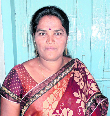   పనిచేయని ఫోన్లతో    ఇబ్బందులు 
1