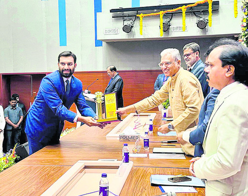 ఉత్తమ రచనలకు ప్రశంస
1