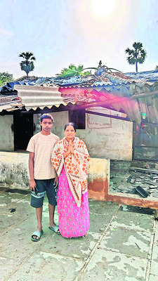 ఇంటిపై పడిన తాటిచెట్టు
2