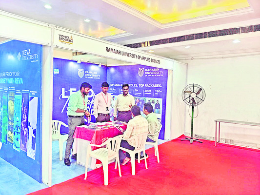 ఆకట్టుకుంటున్న మెగా ఎడ్యుకేషన్‌ ఎక్స్‌పో3