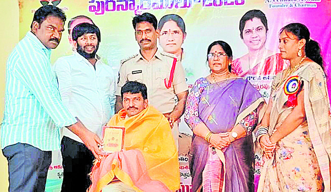 పేలిన ప్రైవేటు ట్రావెల్స్‌  బస్సు టైరు 1