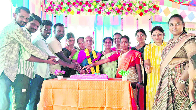 శతాధిక వృద్ధురాలికి సన్మానం 2