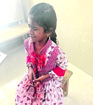 కల్వర్టు గుంతలో పడి ఇద్దరికి గాయాలు 1