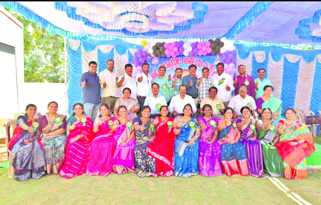 51ఏళ్ల తర్వాత కలిసిన బాల్య మిత్రులు 4