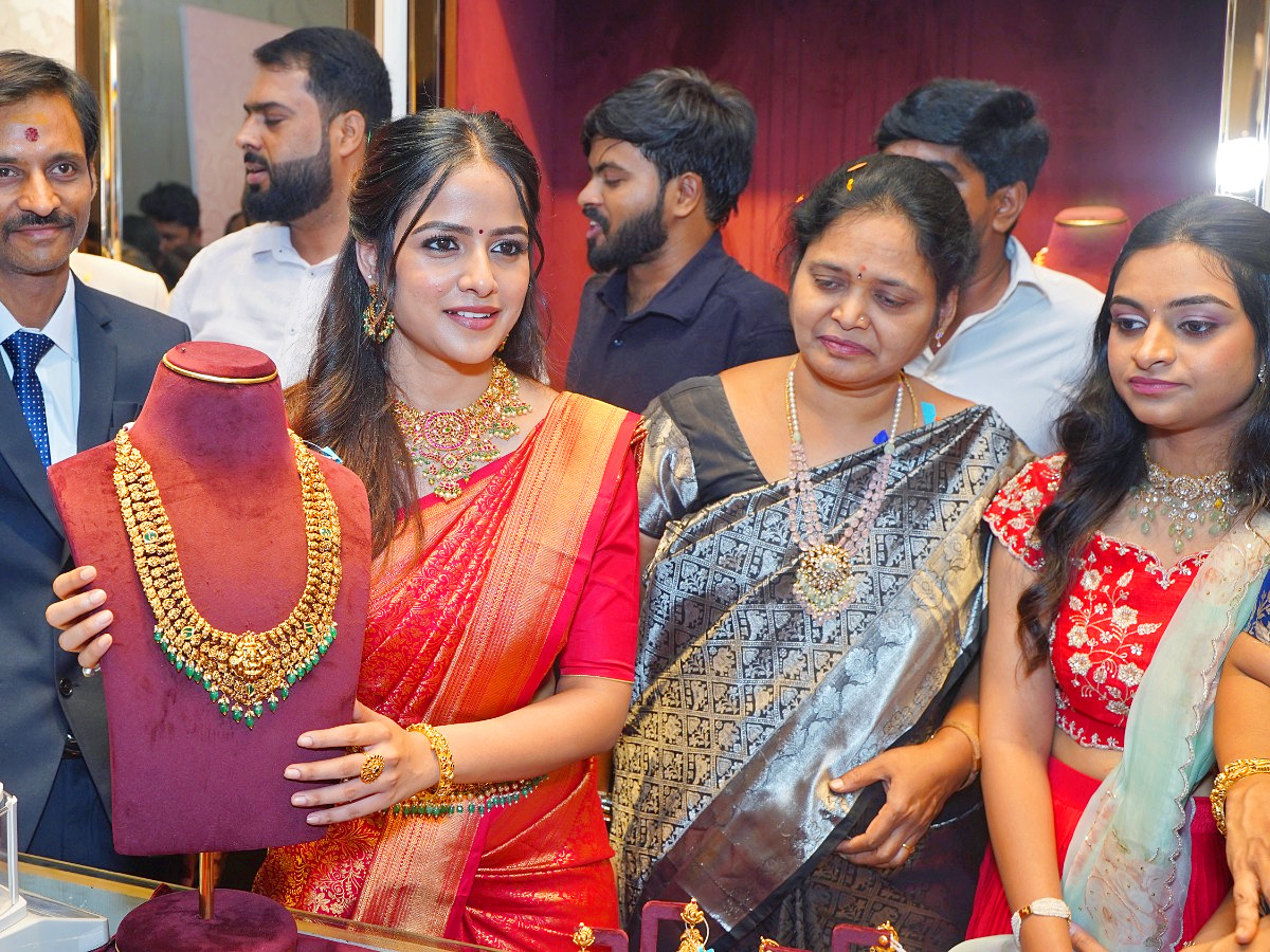 Actress Vaishnavi Chaitanya Launch Gold and Diamonds Store at Kothapet13