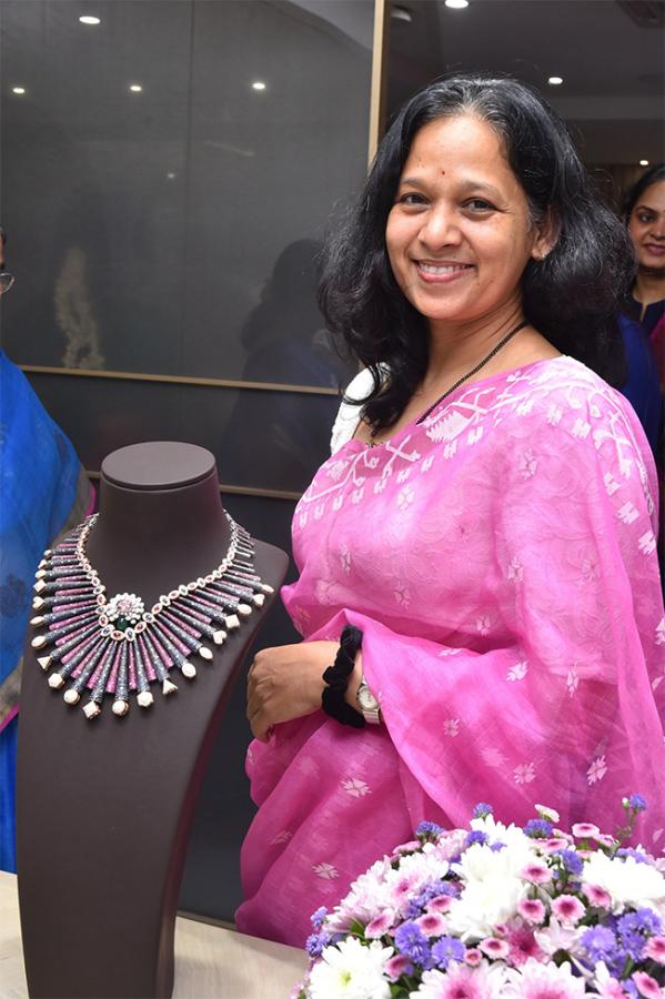 Influencers are buzzing at the Somajiguda Jewelry showroom3