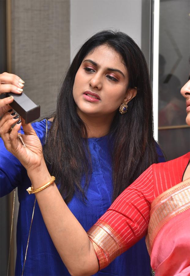 Influencers are buzzing at the Somajiguda Jewelry showroom5