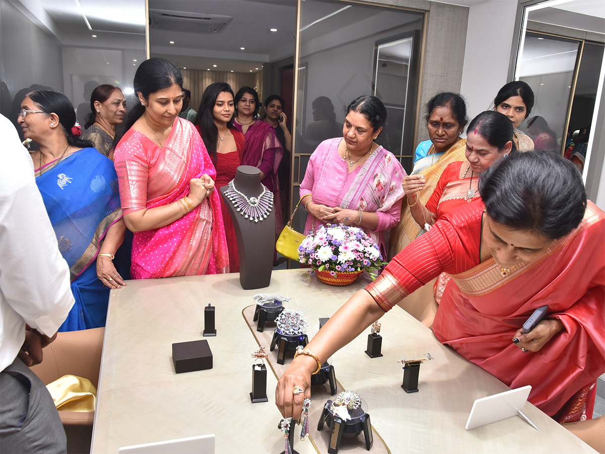 Influencers are buzzing at the Somajiguda Jewelry showroom7