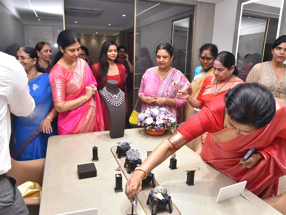 Influencers are buzzing at the Somajiguda Jewelry showroom8