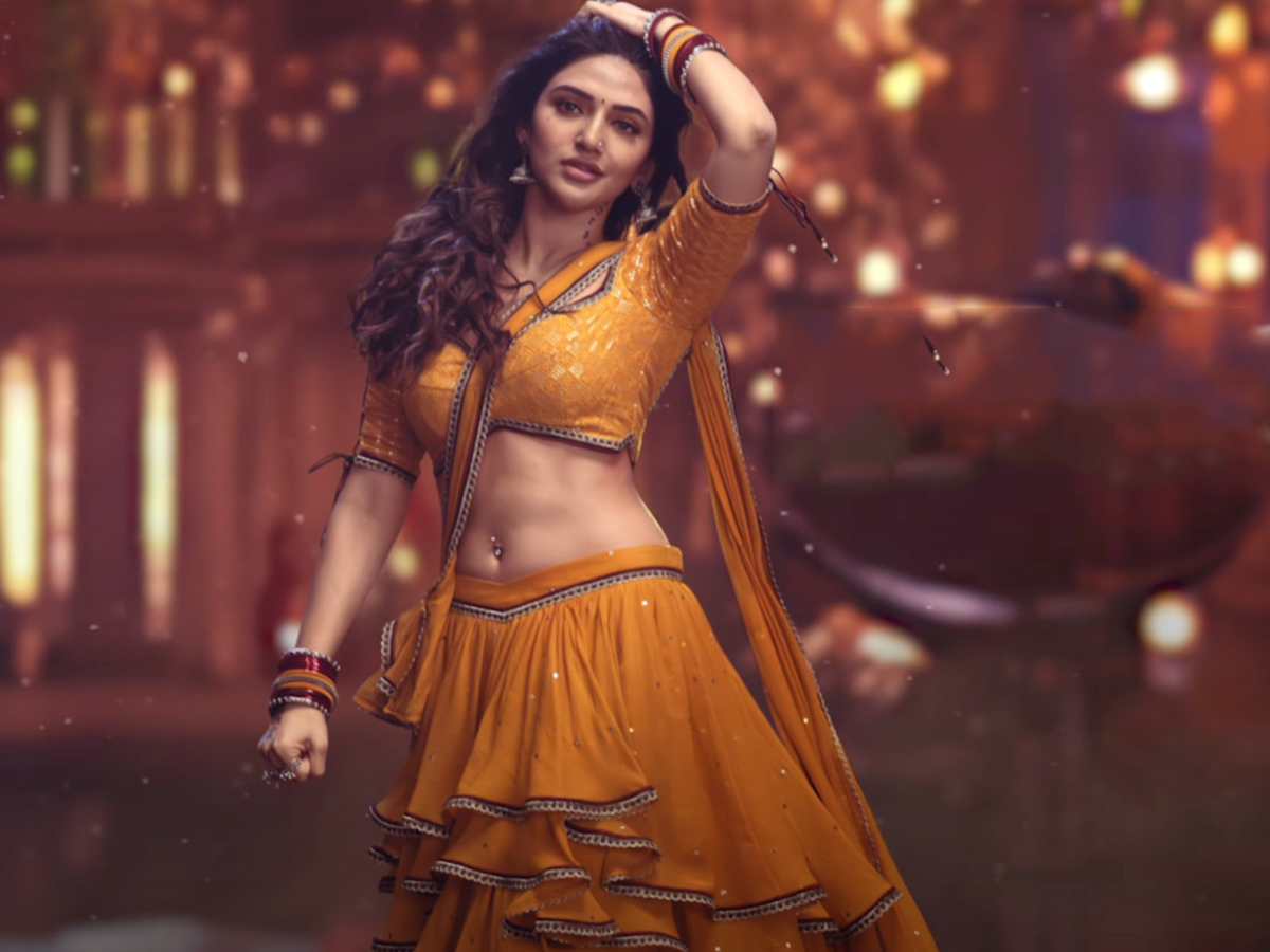 Mass Maharaja Ravi Teja's first song 'Tu Mera Lover' from the film 'Mass Jatara' released3