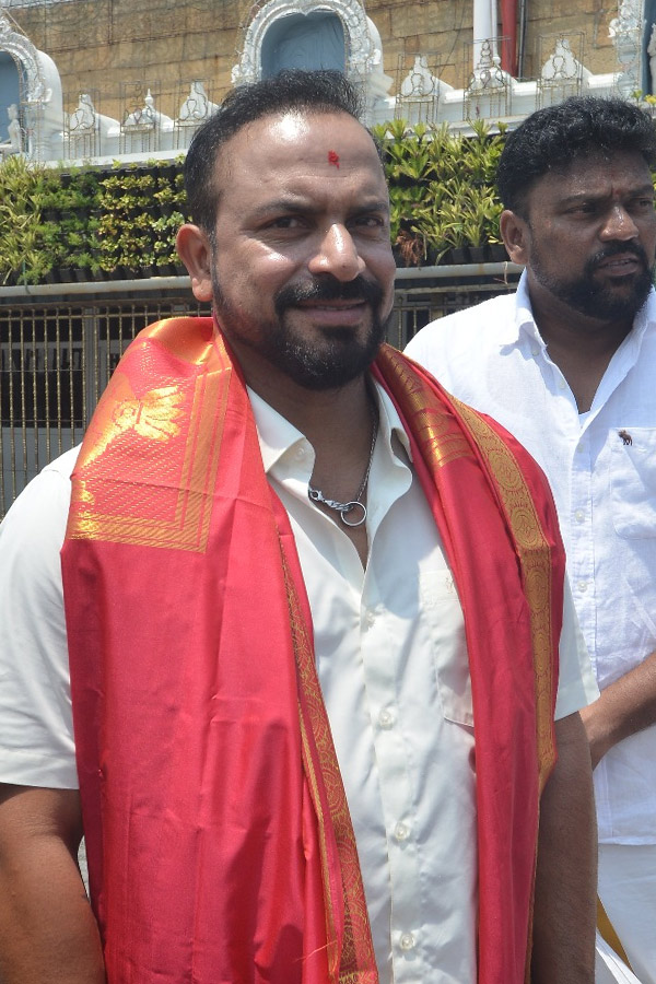 Team India Fielding Coach Dilip visited Tirumala Photos5